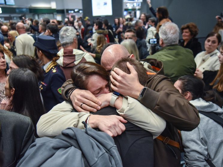 È atterrato il volo da Abu Dhabi che ha riportato a casa 200 studenti italiani da Dubai, dove da sabato sono avvenuti bombardamenti dopo l'attacco di Usa e Israele all'Iran / ANSA