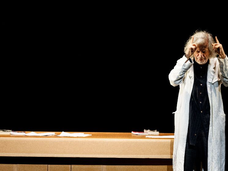 Alessandro Bergonzoni in scena «per scavare in alto»