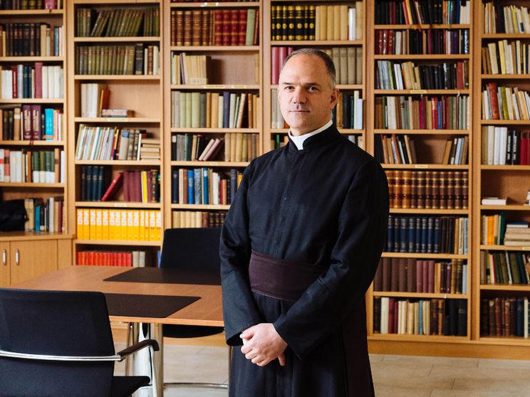 Padre Davide Pagliarani, superiore generale della Società di San Pio X, nella Casa generalizia a Menzingen (Svizzera)