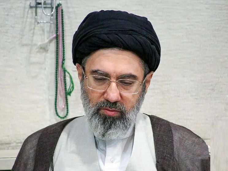 L'era Khamenei si dilata: rinviati funerali e successione