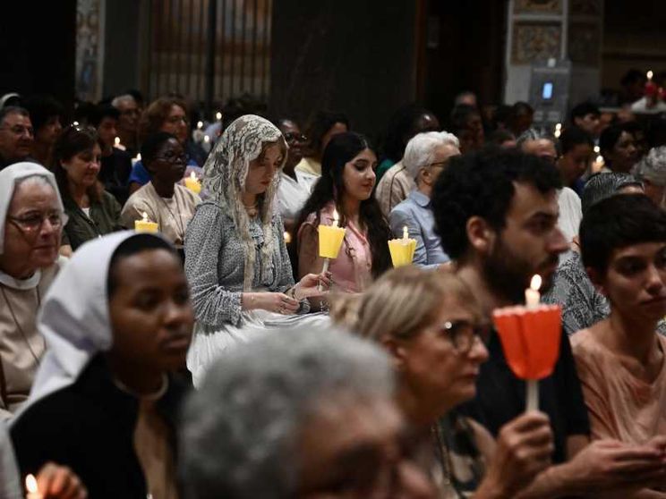 Fedeli in preghiera per la pace nella Basilica di Santa Maria in Trastevere