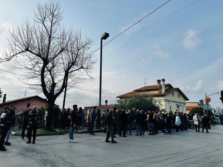 La fiaccolata davanti alla casa famiglia di Vasto che ospita i figli di Catherine Birmingham e Nathan Trevallion, per contestare la decisione di allontanare la madre della "famiglia del bosco" dai suoi bambini / ANSA