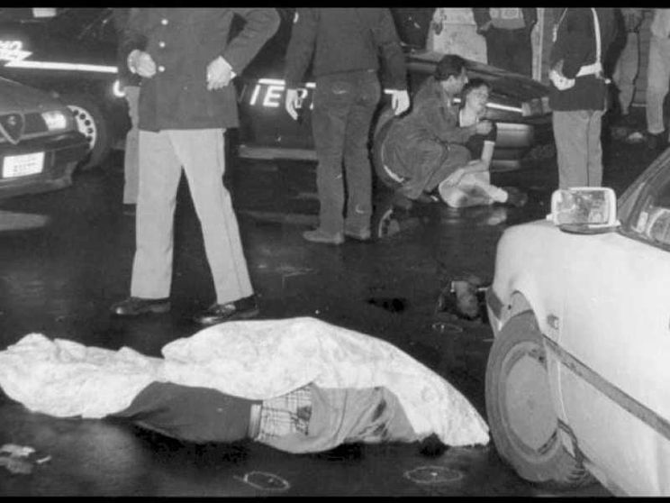 La scena dell'omicidio di Luigi Ilardo, avvenuto il 10 maggio 1996. Sullo sfondo la figlia Luana in lacrime
