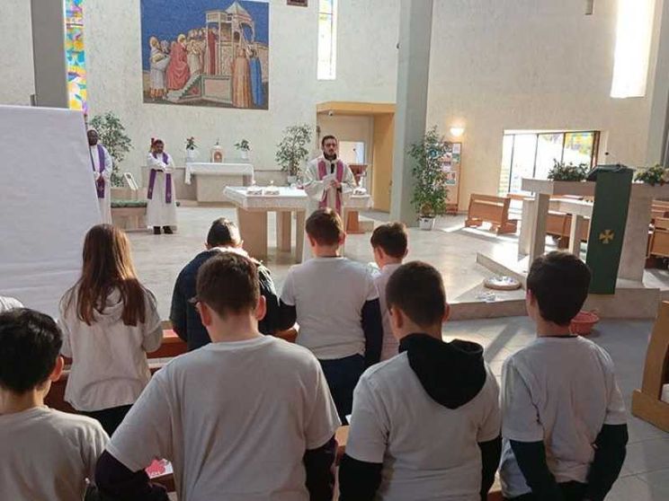 Roma: il parroco di Santa Maria della Presentazione, don Paolo Stacchiotti, assieme ai bambini