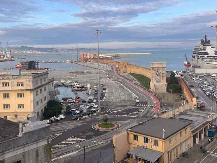 Vista sul molo Clementino, ad Ancona