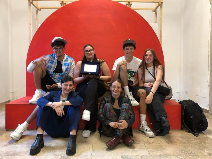 Naima al centro, con la targa del Quirinale in mano, e i suoi amici del Movimento Giovani di Save the children di Genova