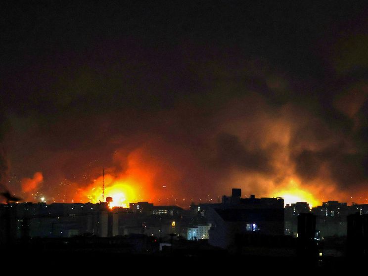 Il Mehrabad International Airport di Tehran in fiamme nella notte / AFP