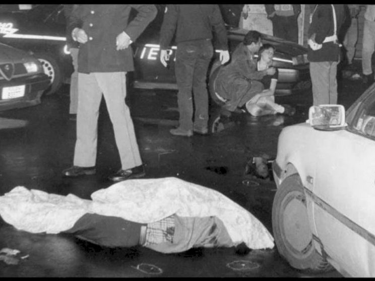 La scena dell'omicidio di Luigi Ilardo, avvenuto il 10 maggio 1996. Sullo sfondo la figlia Luana in lacrime