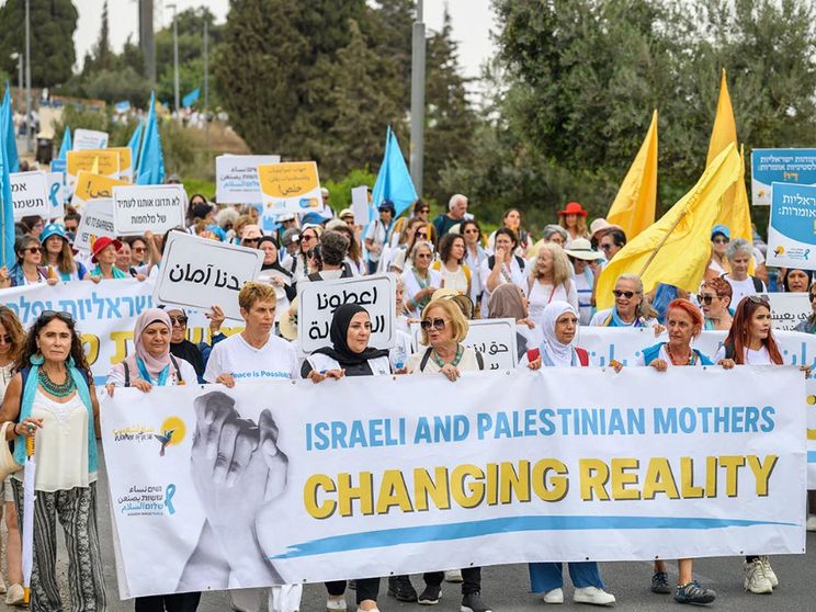 L’ultima marcia congiunta di Women of the sun e Women wage peace si è svolta a Gerusalemme il 4 ottobre 2023 La solidarietà fra le due organizzazioni ha resistito alla strage di Hamas e al massacro della guerra in cui sono morte 46 attiviste