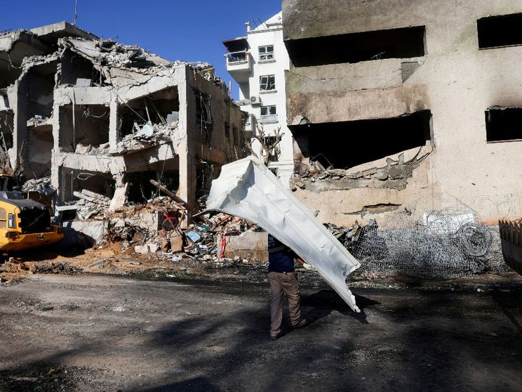Una fila di palazzi bianchi sventrati da un'esplosione