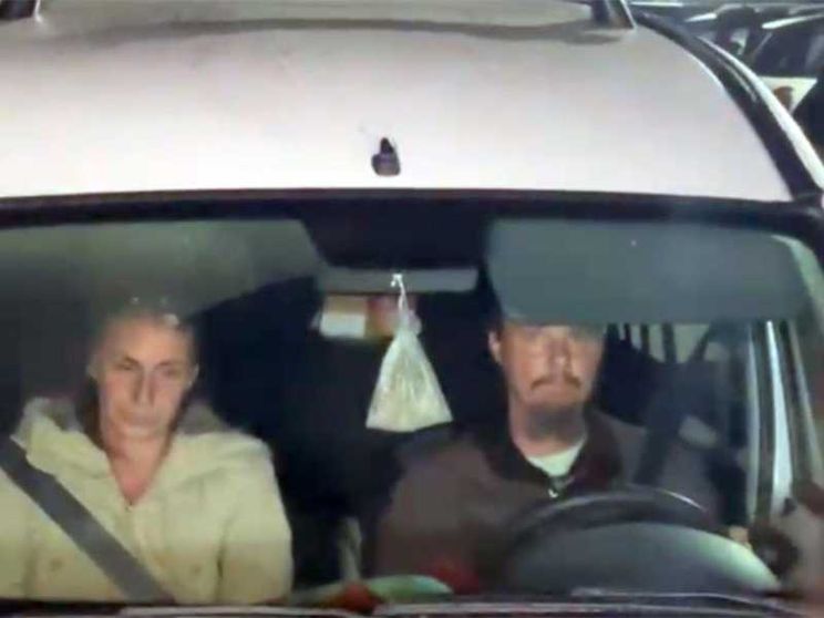 Frame video con i genitori, Catherine Birmingham e Nathan Trevallion,  in auto mentre lasciano la casa famiglia dove la mamma si trovava dal 20 novembre scorso con i suoi bambini / ANSA