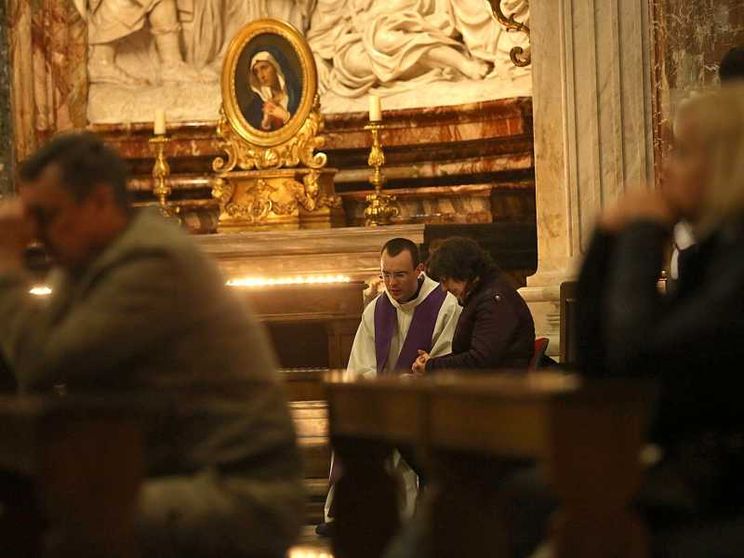 Le confessioni nella Chiesa di Sant'Agnese in Agone a Roma durante una delle precedenti edizioni delle "24 ore per il Signore"