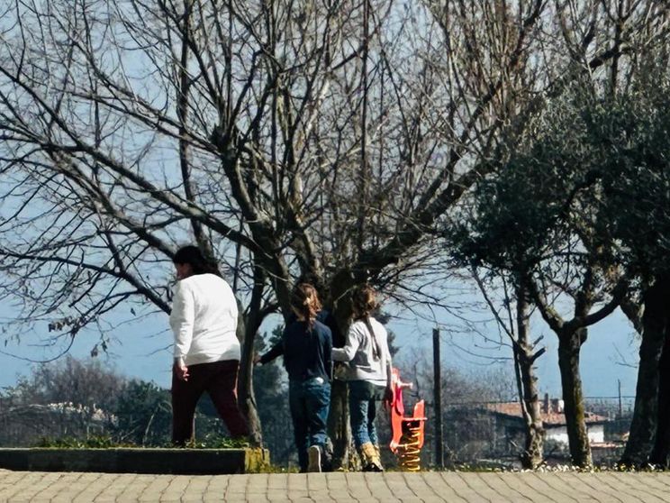 Zia Rachel passeggia nel cortile della casa famiglia di Vasto insieme a due dei suoi tre nipoti, i figli della famiglia nel bosco
