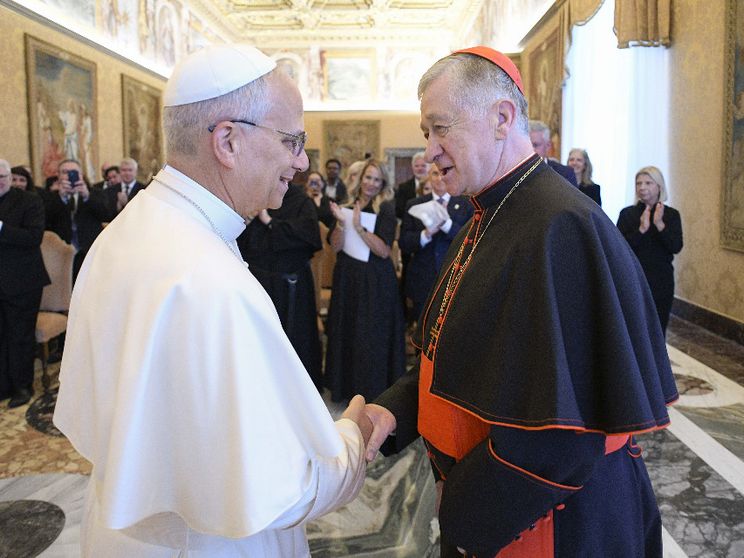 Vaticano, 9 ottobre 2025, papa Leone XIV saluta il cardinale Blase Cupich, arcivescovo di Chicago
