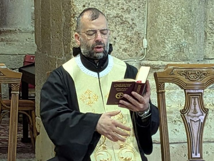 Padre Charbel Khoury, sacerdote maronita che vive e opera a Byblos, nel nord del Libano