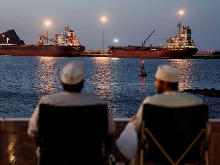 Navi bloccate in attesa di attraversare lo Stretto di Hormuz