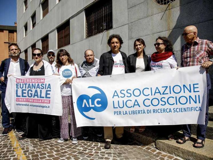 Suicidio assistito, l'archiviazione per Cappato: «Contano le sentenze». E la legge?