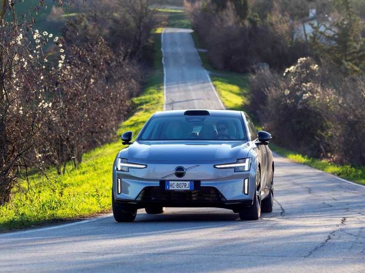 Mezzo pieno in 10 minuti: Volvo ES90 cambia le regole del gioco