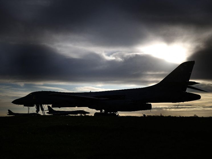 I bombardieri B-1 Lancer dell'aeronautica militare statunitense nella base RAF di Fairford, nel sud-ovest dell'Inghilterra