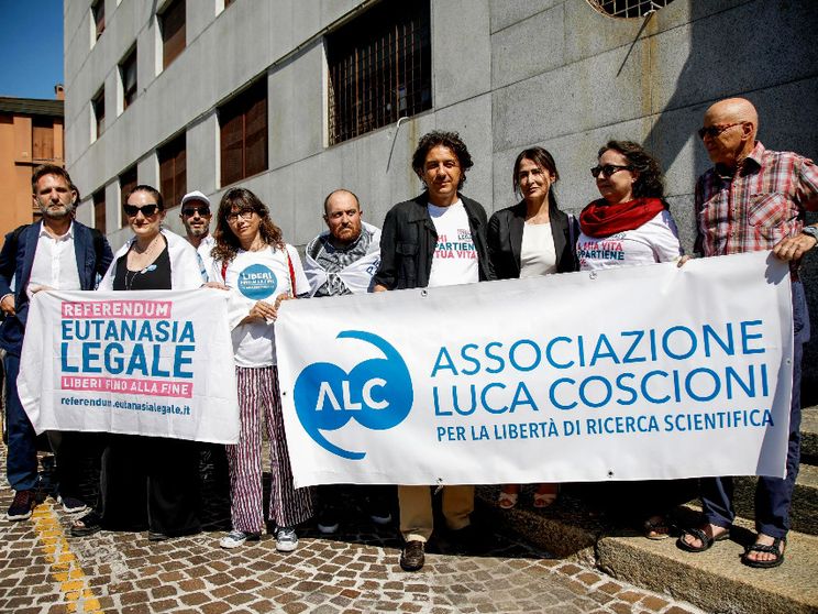 Suicidio assistito, l'archiviazione per Cappato: «Contano le sentenze». E la legge?
