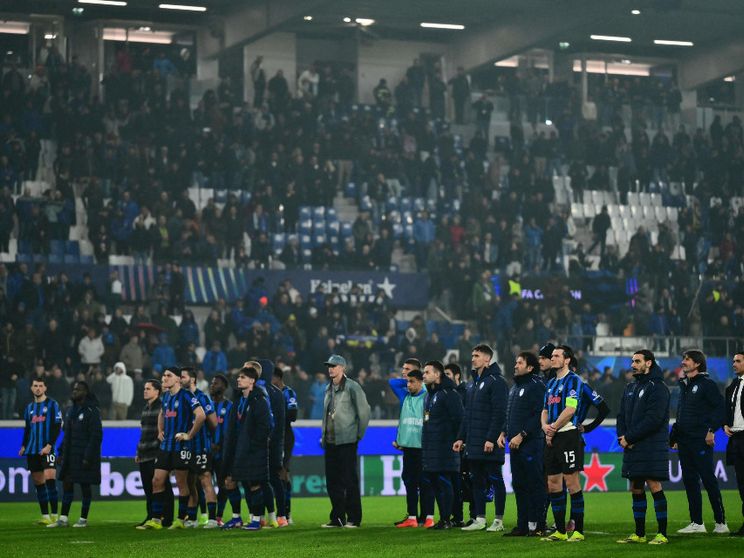 I giocatori dell'Atalanta ricevono gli applausi e il tributo della proprio tifoseria alla fine della partita col Bayern, persa 6 a 1