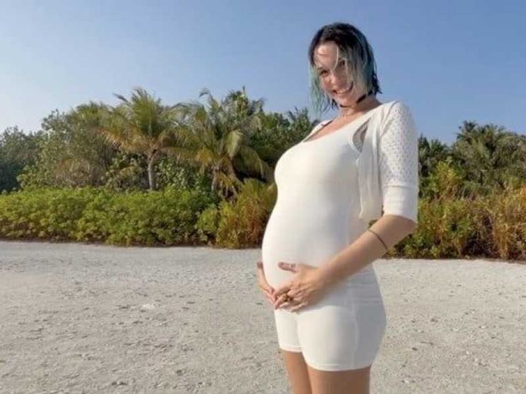 Rose Villain aspetta un bambino e il suo video ha un certo valore