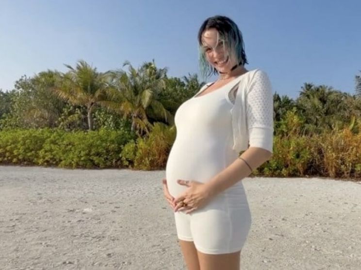 Rose Villain aspetta un bambino e il suo video ha un certo valore