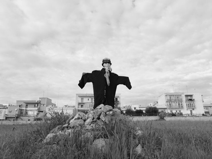 Spaventapasseri: custodi del presente e ispirazione d'arte