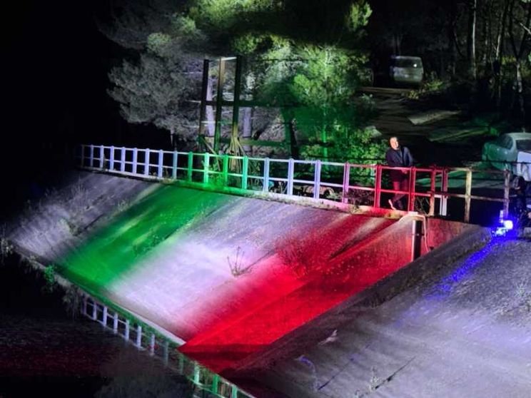 Tricolori di acqua e di luce per la pace