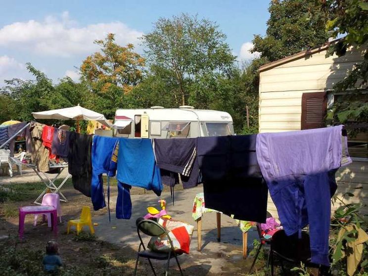«No al campo solo per sinti a Pavia, è un ghetto, si scelga l’inclusione»