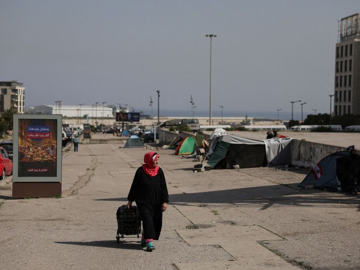 Sul volo (mezzo vuoto) per Beirut, mentre la guerra arriva dal cielo