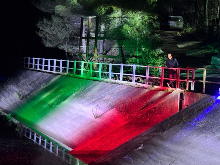 Tricolori di acqua e di luce per la pace