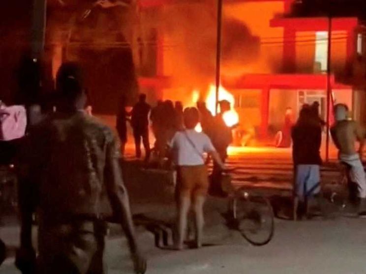 Le proteste l’altra notte a Morón