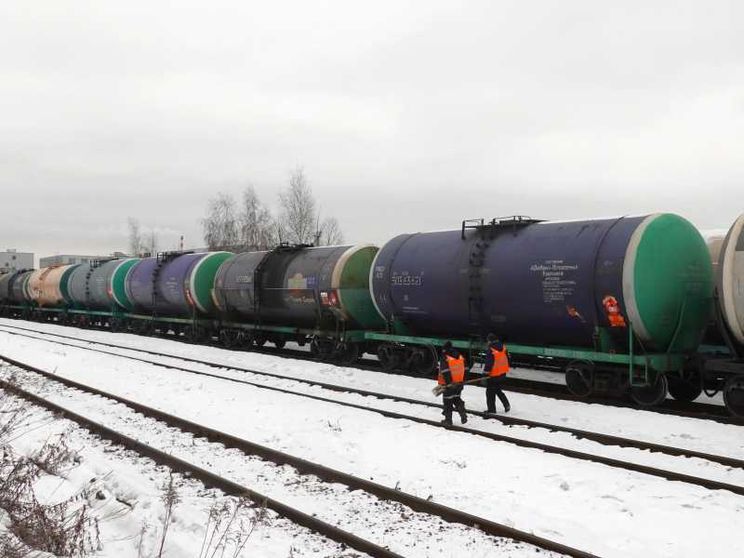 Un treno trasporta cisterne petrolifere su una ferrovia alla periferia di Mosca / ANSA