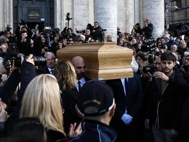 Poesia, porta aperta sulla speranza: l'omelia per i funerali di Enrica Bonaccorti