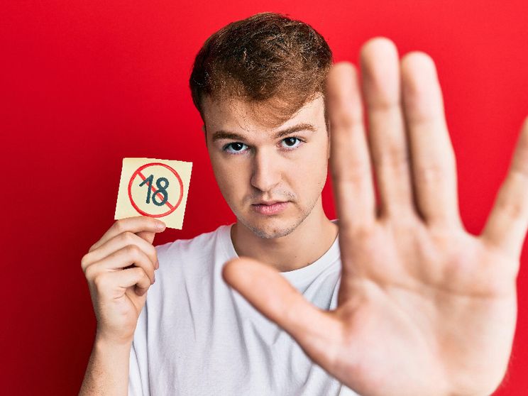 Avere 18 anni, oggi: niente patente, il sogno di un lavoro “ricco” e di tempo libero