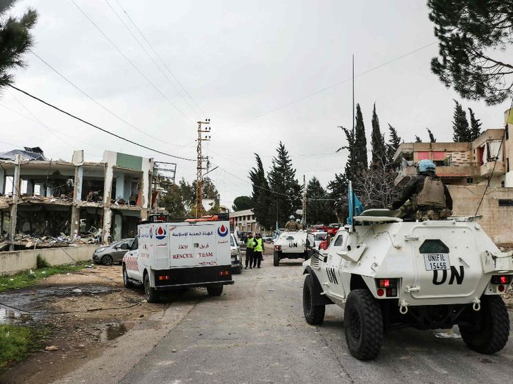 Caschi blu della Forza di interposizione dell’Onu in Libano nella città di Burj Qalawiya, colpita il 14 marzo da un raid che ha ucciso una decina di operatori sanitari