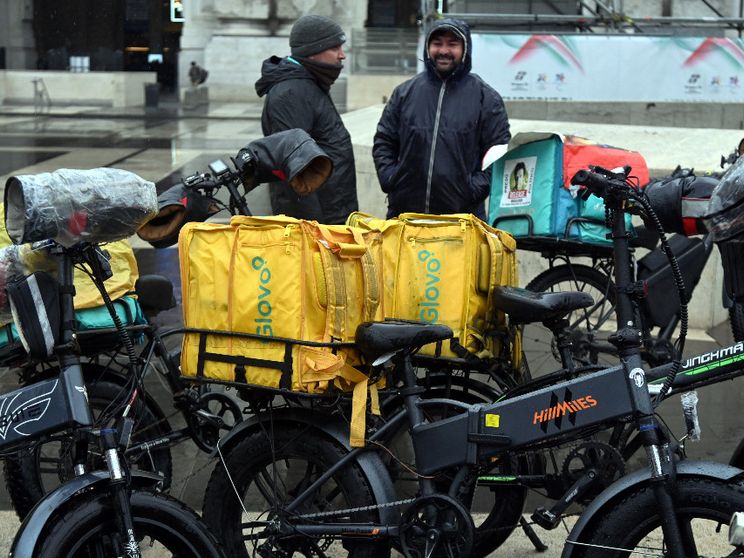 Contratto, paghe più alte e malattia: cosa chiedono i rider in sciopero