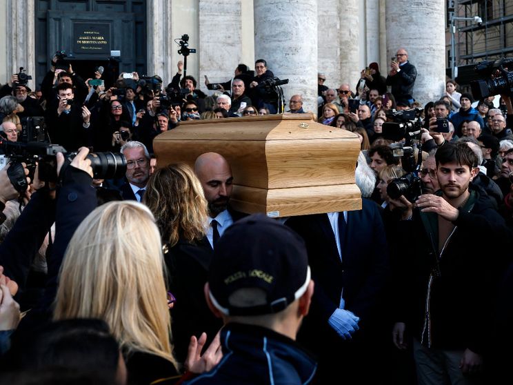 Poesia, porta aperta sulla speranza: l'omelia per i funerali di Enrica Bonaccorti