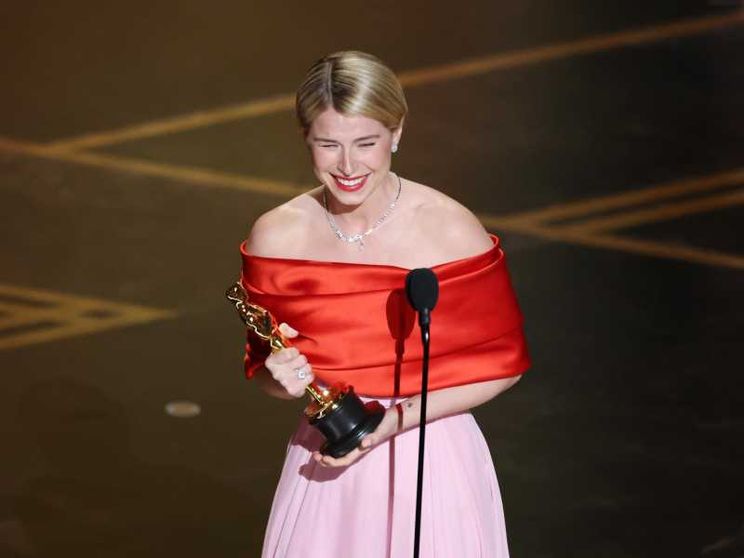 Jessie Buckley durante il suo discorso alla cerimonia degli Oscar