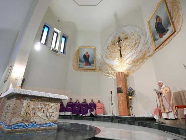 Leone XIV tiene l'omelia durante la visita alla parrocchia del Sacro Cuore a Ponte Mammolo