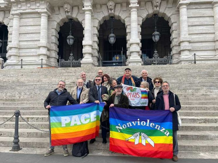«Un’altra difesa è possibile». Al via la raccolta firme per una nuova legge