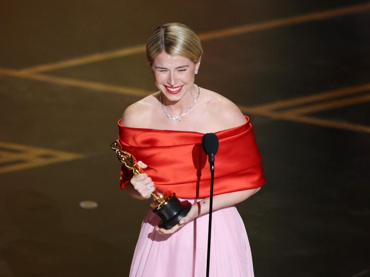Jessie Buckley durante il suo discorso alla cerimonia degli Oscar