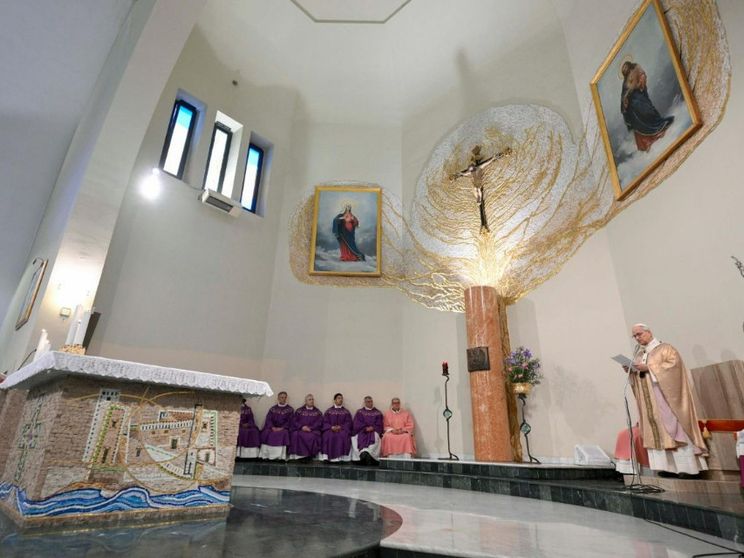 Leone XIV tiene l'omelia durante la visita alla parrocchia del Sacro Cuore a Ponte Mammolo