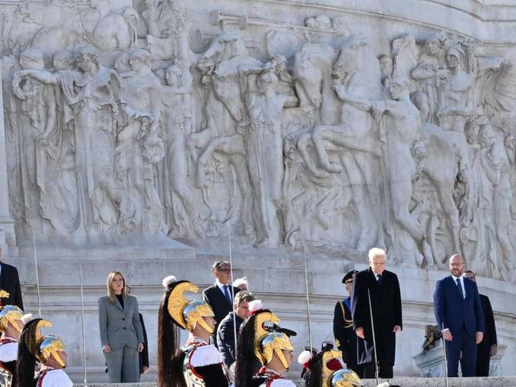 Il presidente della Repubblica, Sergio Mattarella, alla presenza della premier Giorgia Meloni e delle più alte cariche dello Stato, depone una corona di alloro all'Altare della Patria. Foto Ansa
