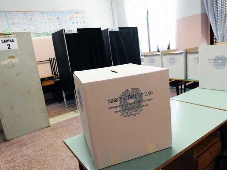 L'interno di un seggio elettorale. Foto d'archivio