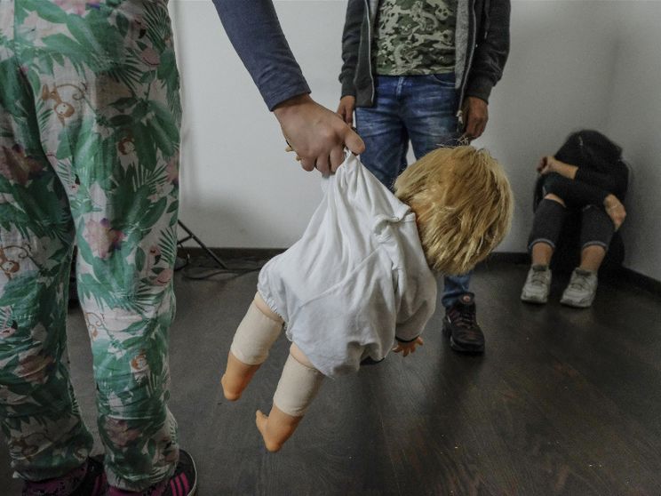 Dietro il caso di pedofilia in famiglia c'è la normalizzazione della pornografia