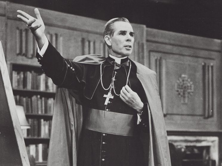 «La vita merita di essere vissuta». Così Fulton Sheen portò Dio in tv e non solo
