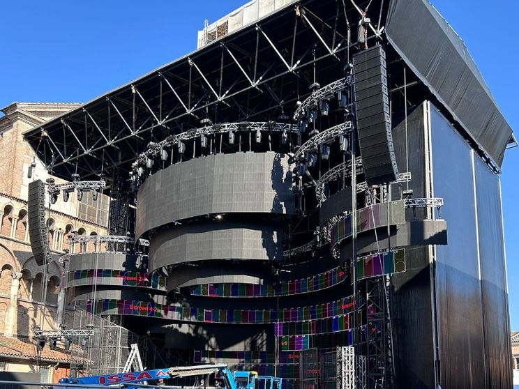 Perché l'arcidiocesi di Ferrara considera il maxi palco e i concerti «una scelta irrispettosa»