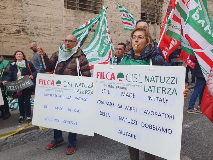 La vertenza Natuzzi è senza soluzione: chiesto il rientro della produzione dalla Romania